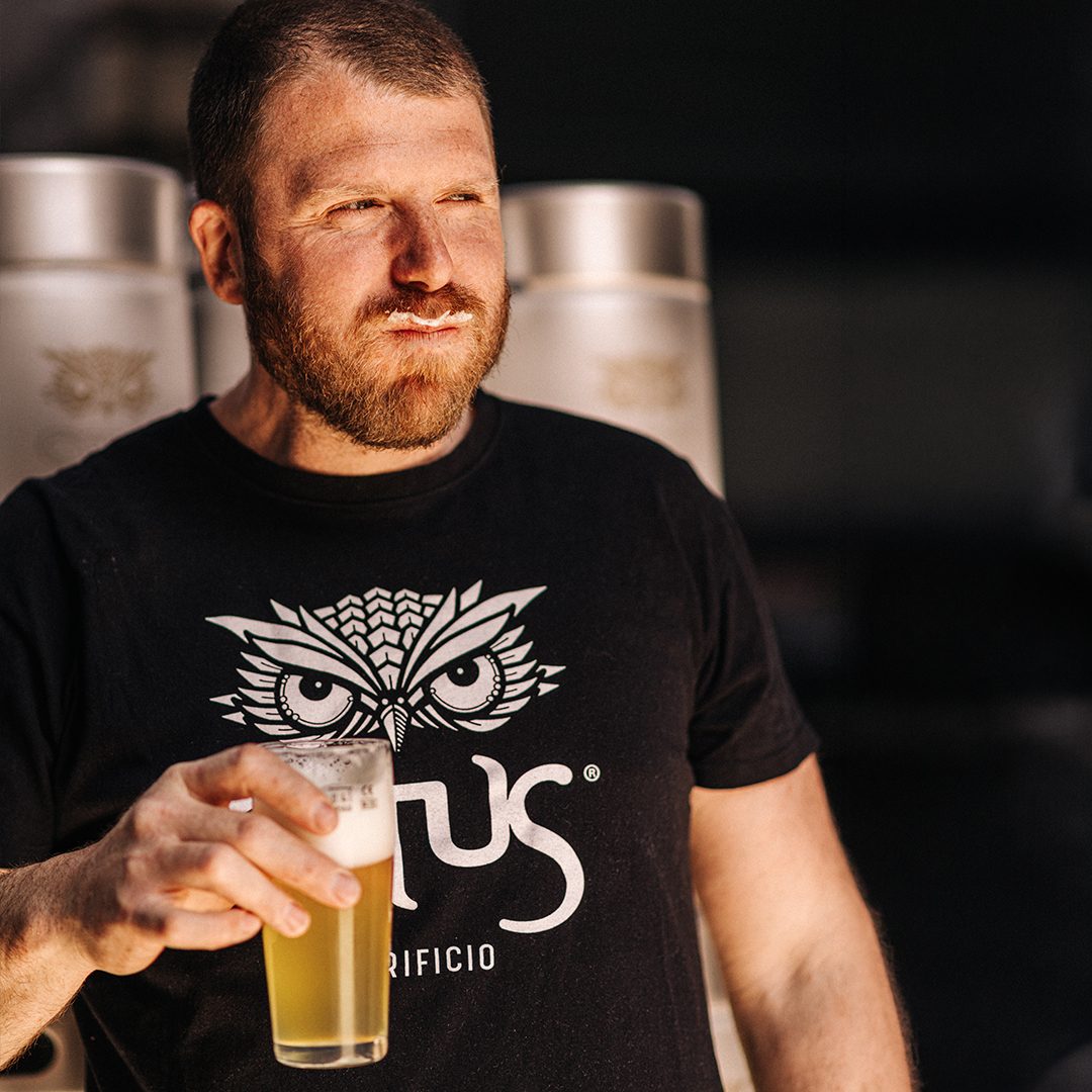 Birra artigianale Otus Pils, stile Pilsner, servita in un bicchiere