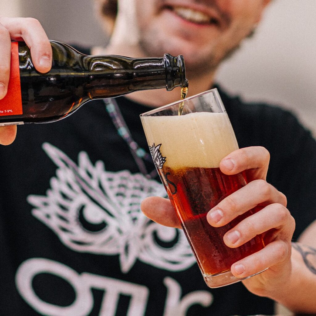 Birra artigianale Otus Red&Go versata in un bicchiere con il logo del birrificio