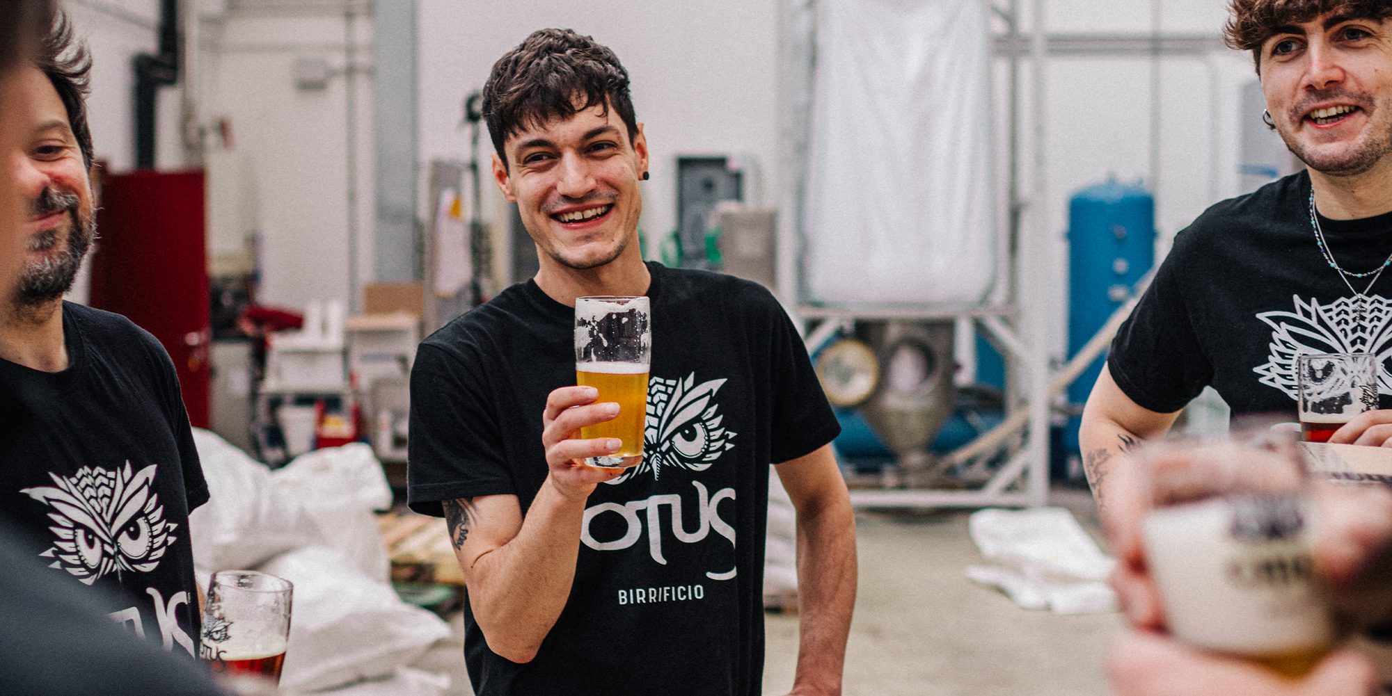 Birra artigianale Otus B5 servita in un bicchiere con il logo del birrificio