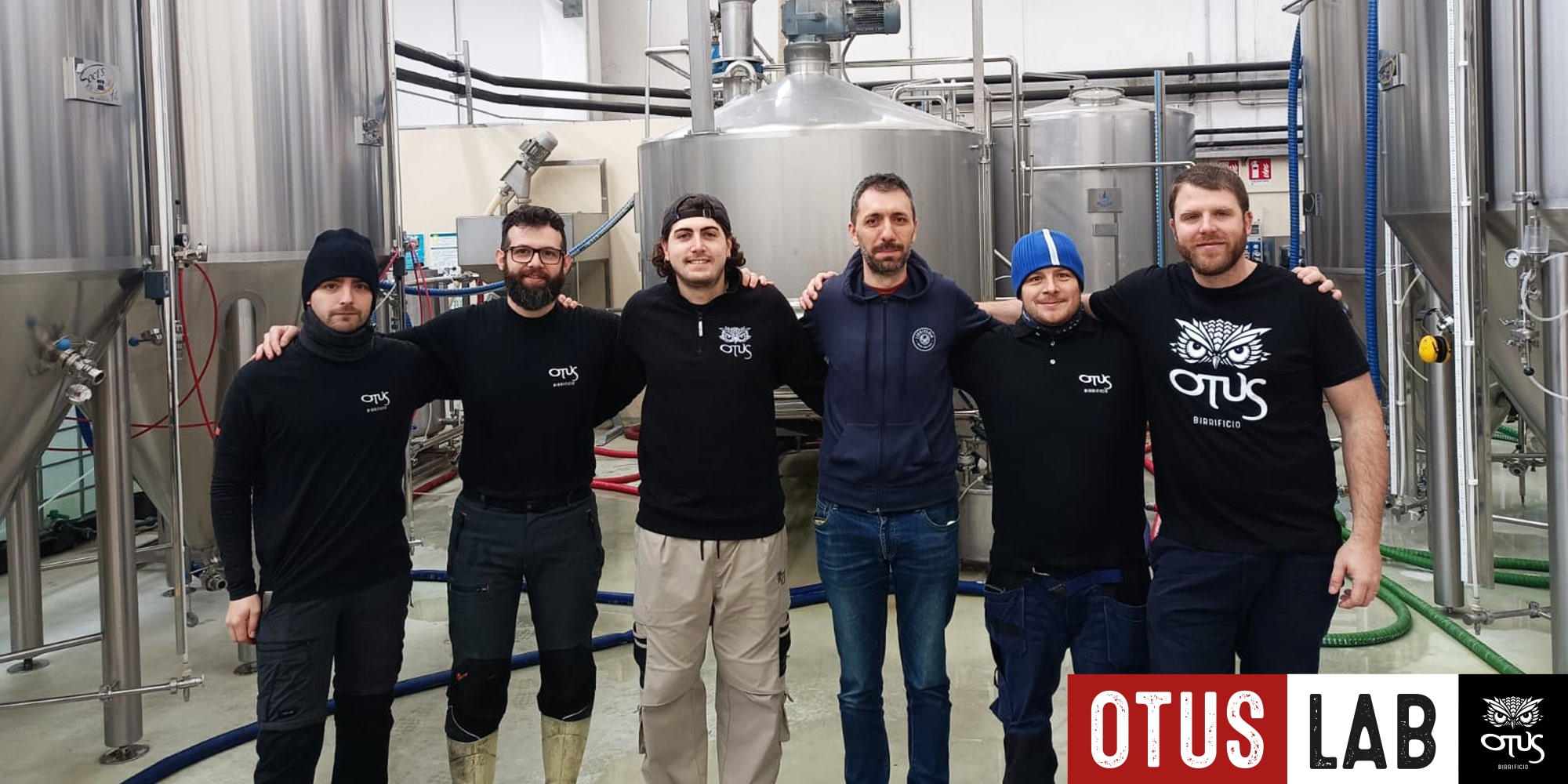 Il team che ha creato la birra Otus Karel Polotmavé in posa
