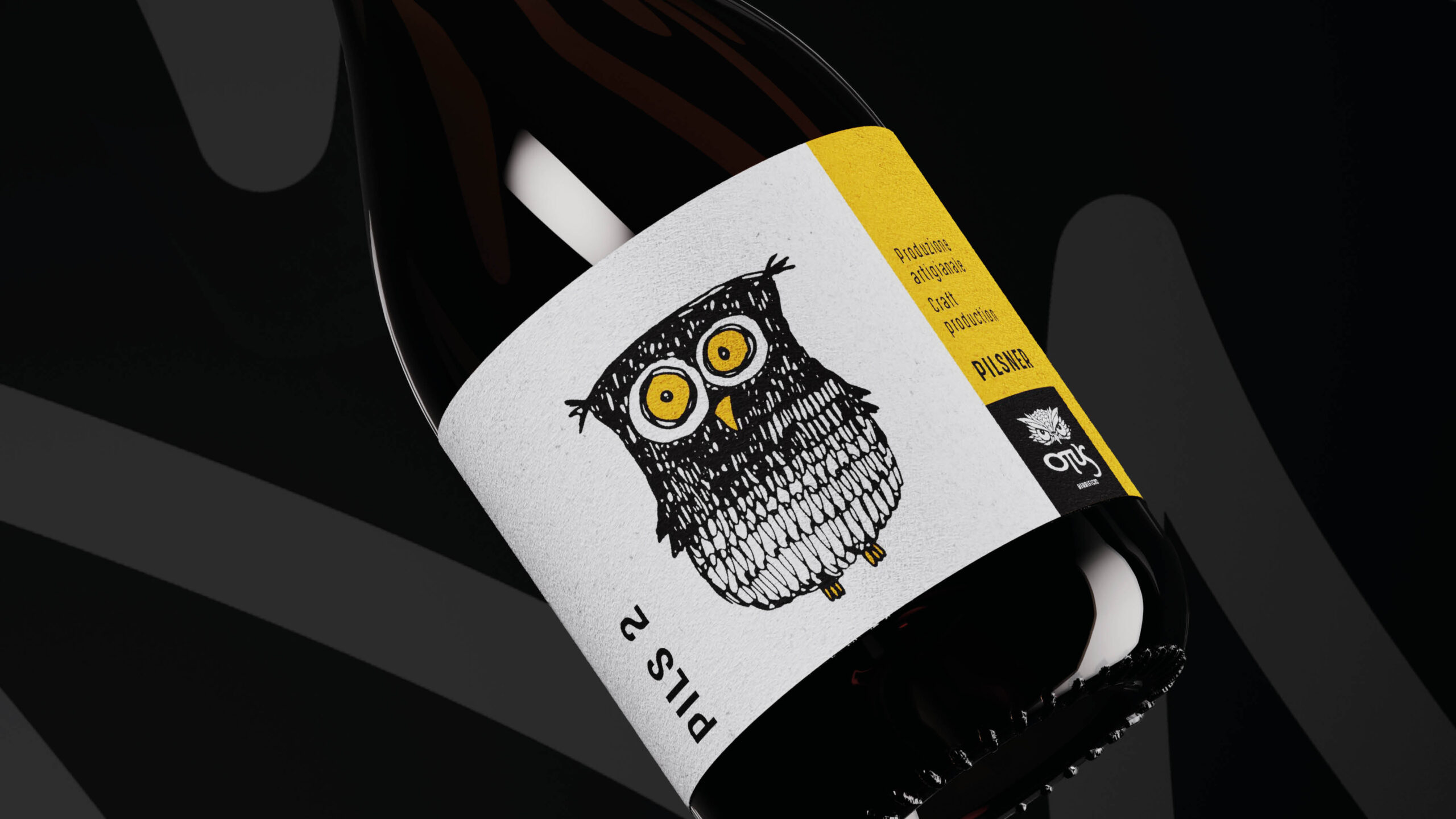 Un primo piano di una bottiglia Otus Pils con in evidenza l'etichetta