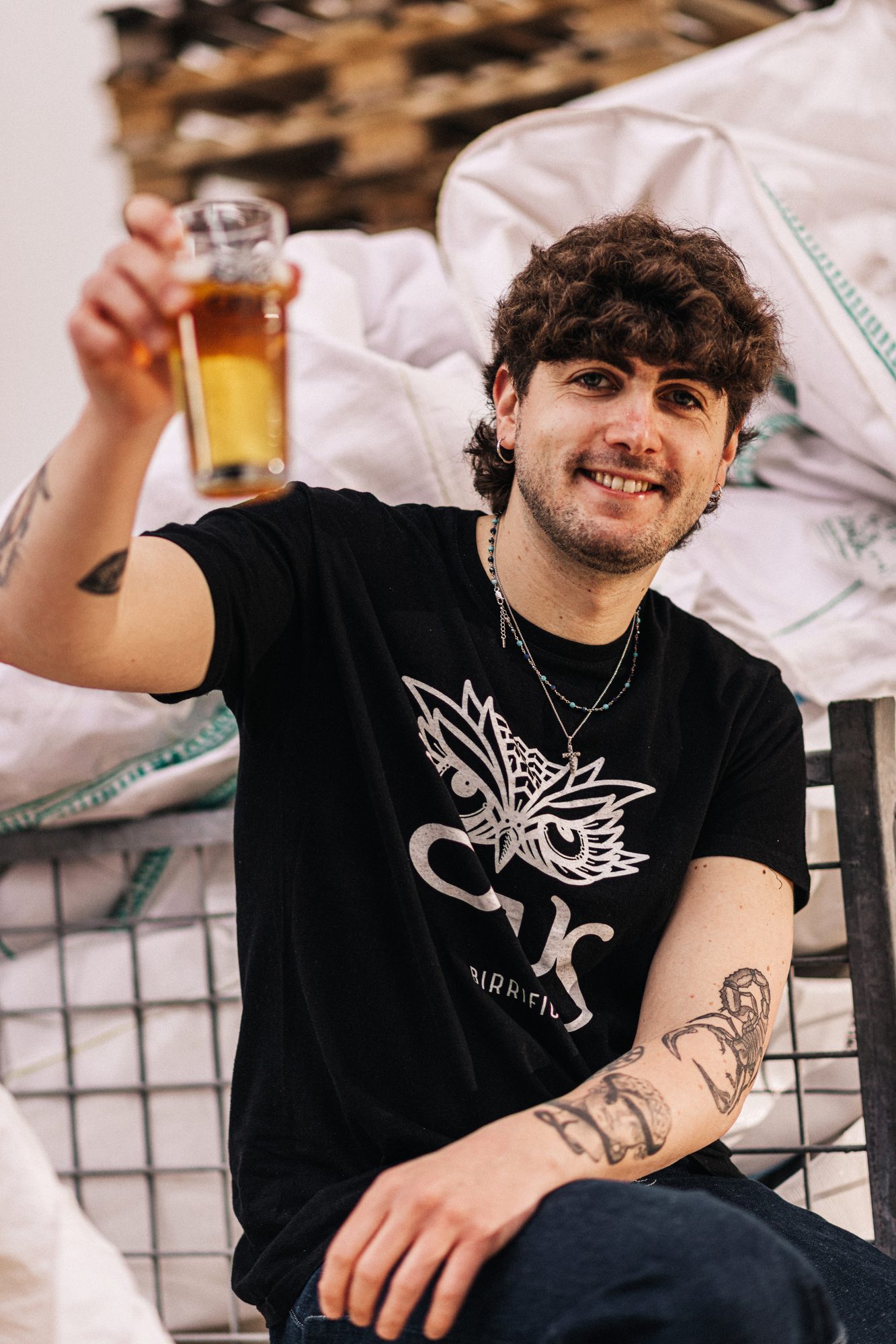 Attilio del birrificio Otus brinda con un bicchiere di birra artigianale