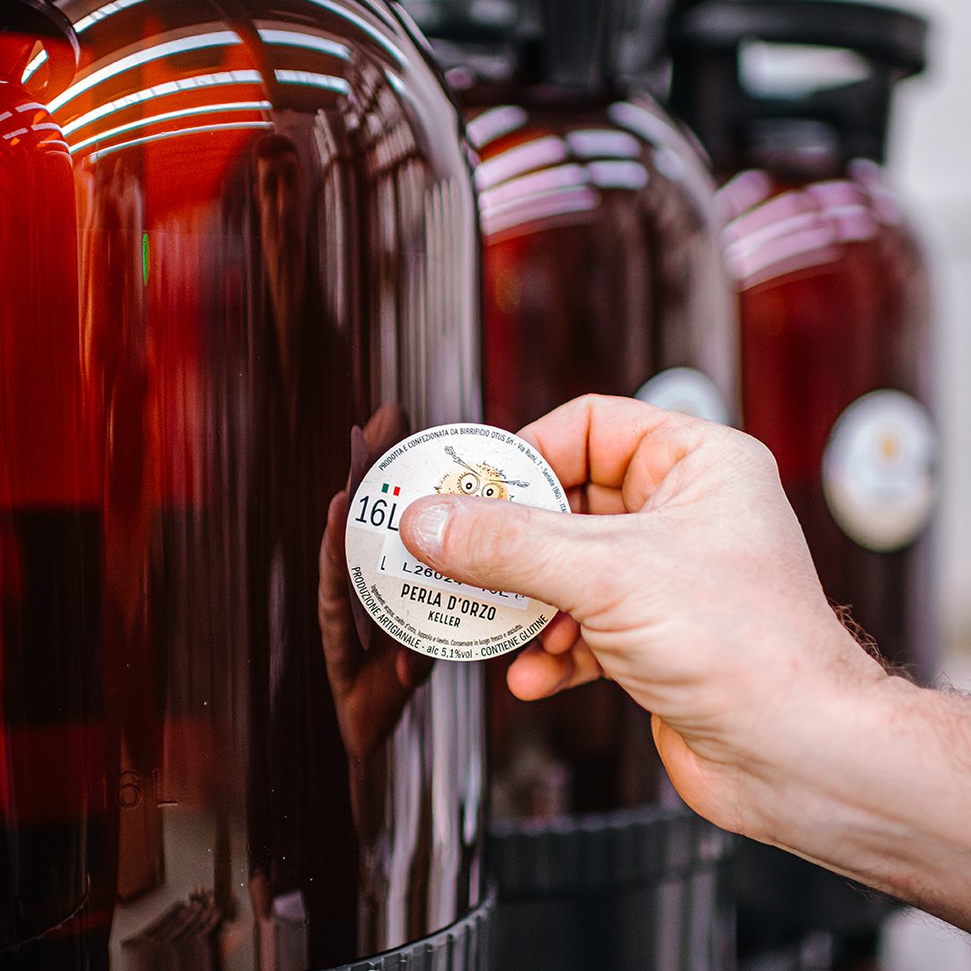 Etichettatura dei fusti di birra artigianale Otus Perla d'Orzo