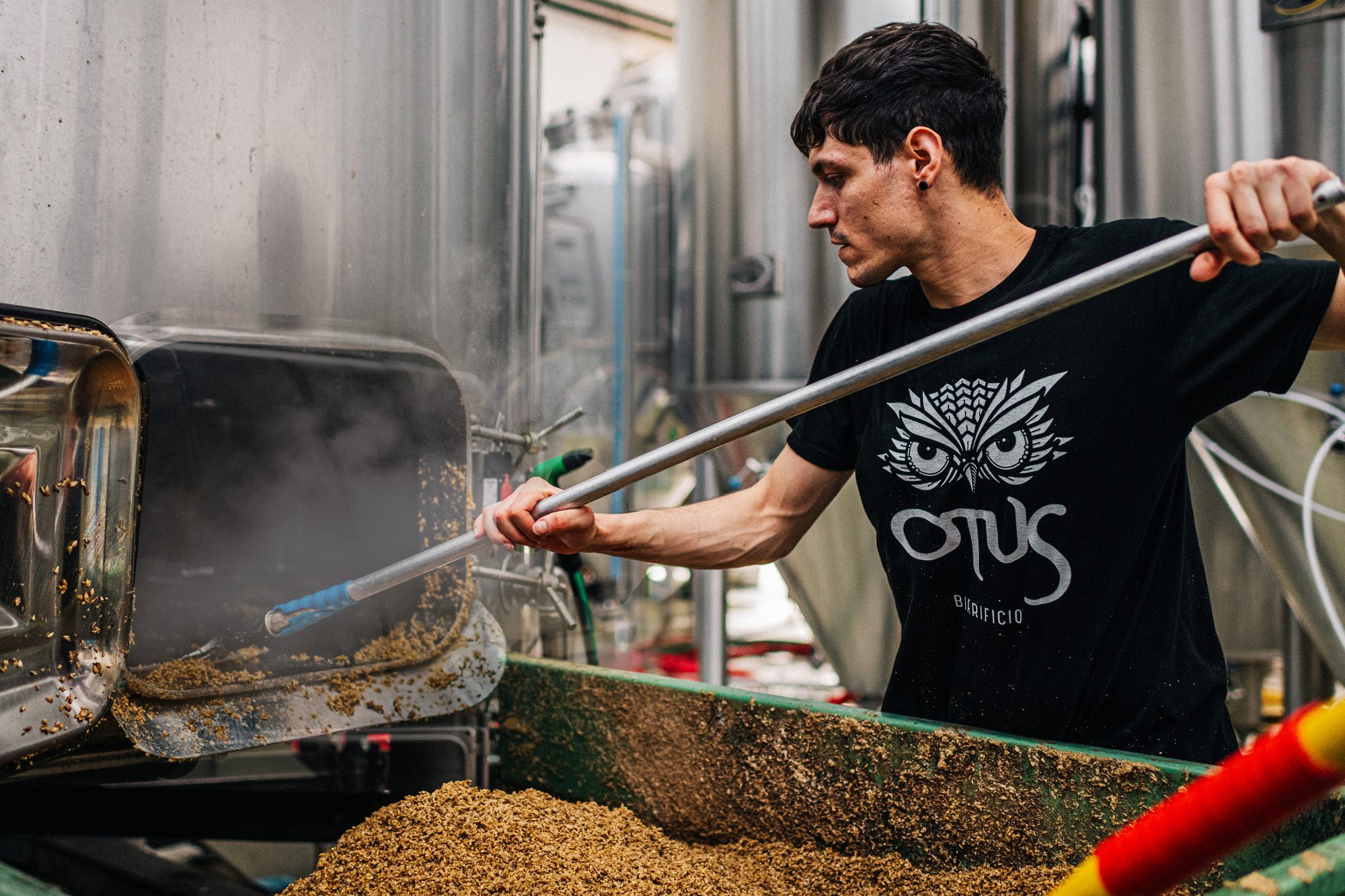 Interno del birrificio Otus con gli impianti di produzione
